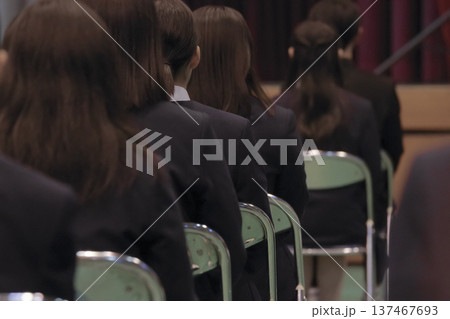 式典会場で椅子に座る参加者の後ろ姿 式典会場で椅子に座る参加者の後ろ姿 137467693