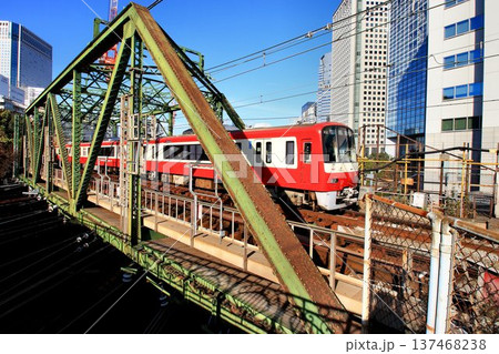 『送り出し工法』で仮設トラスが架橋する前… 旧【八ツ山跨線々路橋】と【2100系】 137468238