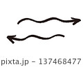 シンプルな手描きの矢印素材　クレヨンタッチ 137468477
