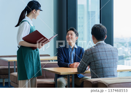 レストランで働く女性スタッフ 137468553