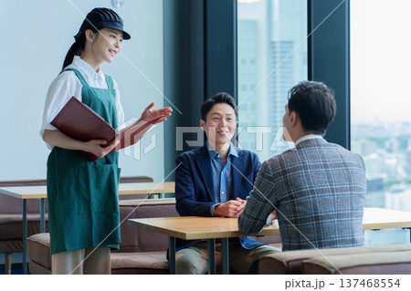 レストランで働く女性スタッフ 137468554