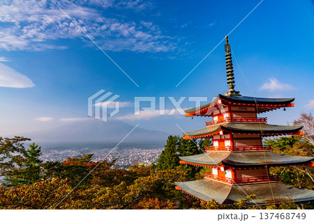 《山梨県》桜紅葉が美しい新倉山浅間公園　忠霊塔の向こうに秋の富士 137468749
