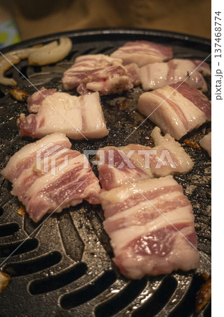 豚肉を焼いている風景 焼肉 豚肉を焼いている風景 焼肉 137468774