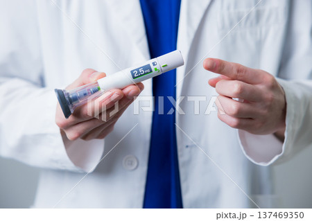 白衣を着た若い男性 137469350