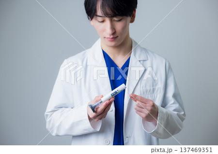 白衣を着た若い男性 白衣を着た若い男性 137469351