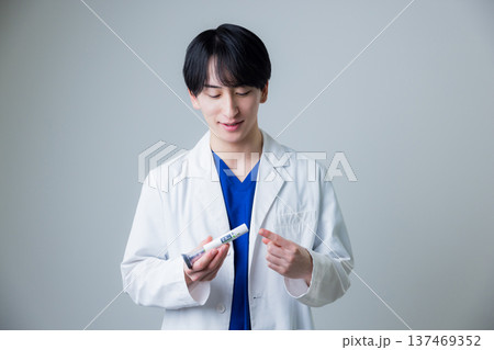 白衣を着た若い男性 白衣を着た若い男性 137469352