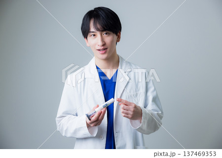白衣を着た若い男性 白衣を着た若い男性 137469353