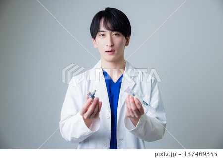 白衣を着た若い男性 白衣を着た若い男性 137469355