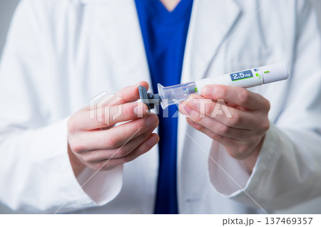 白衣を着た若い男性 137469357