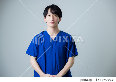 白衣を着た若い男性 137469593