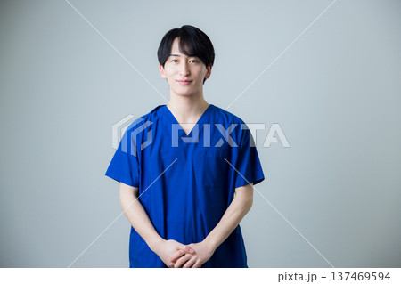 白衣を着た若い男性 白衣を着た若い男性 137469594