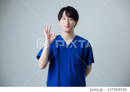 白衣を着た若い男性 137469598