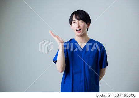 白衣を着た若い男性 137469600