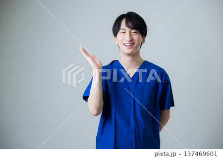 白衣を着た若い男性 137469601