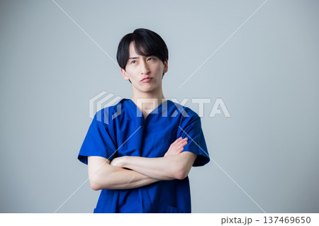 白衣を着た若い男性 137469650