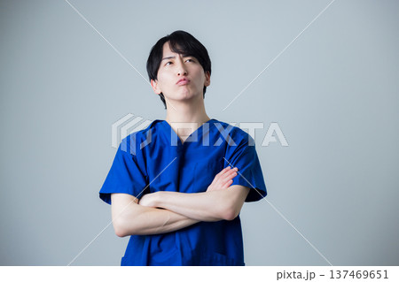 白衣を着た若い男性 137469651