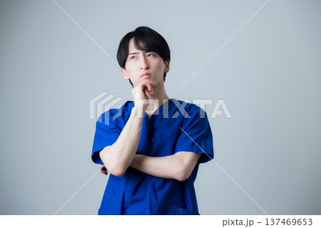 白衣を着た若い男性 137469653
