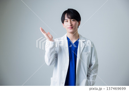 白衣を着た若い男性 白衣を着た若い男性 137469699