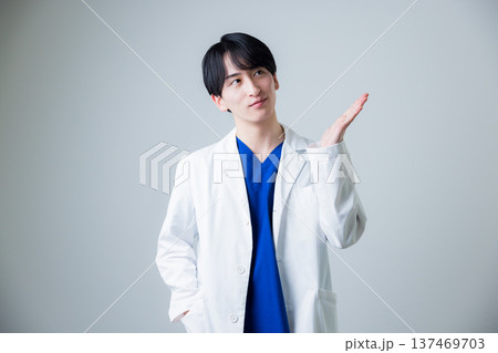 白衣を着た若い男性 137469703