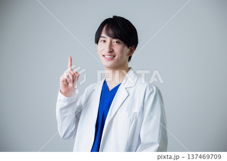 白衣を着た若い男性 白衣を着た若い男性 137469709