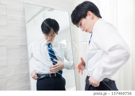 鏡を見る若い男性 鏡を見る若い男性 137469756