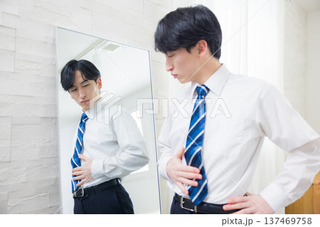 鏡を見る若い男性 鏡を見る若い男性 137469758