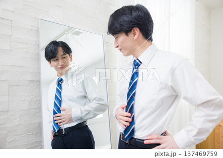 鏡を見る若い男性 鏡を見る若い男性 137469759