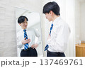鏡を見る若い男性 137469761