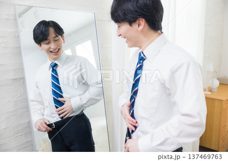 鏡を見る若い男性 鏡を見る若い男性 137469763