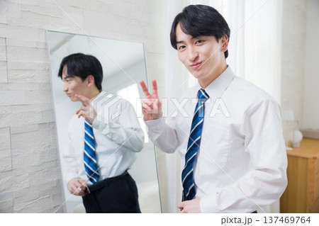 鏡を見る若い男性 137469764