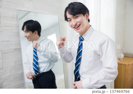 鏡を見る若い男性 137469766