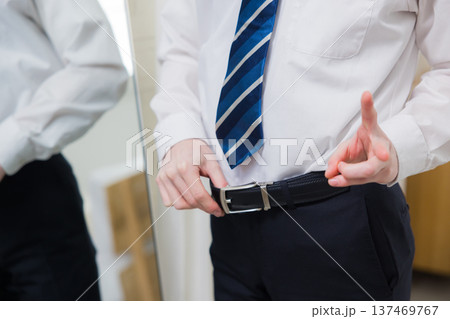 鏡を見る若い男性 鏡を見る若い男性 137469767