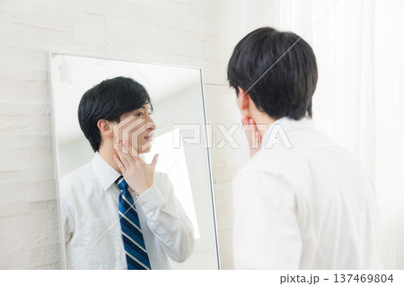 鏡を見る若い男性 鏡を見る若い男性 137469804
