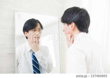 鏡を見る若い男性　 137469805