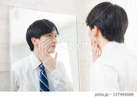 鏡を見る若い男性 鏡を見る若い男性 137469806