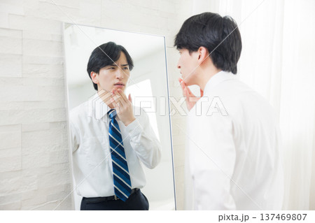 鏡を見る若い男性 鏡を見る若い男性 137469807