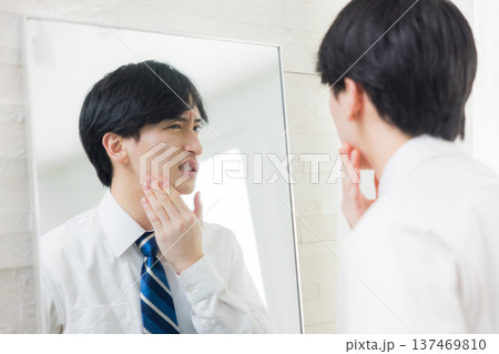 鏡を見る若い男性　 137469810