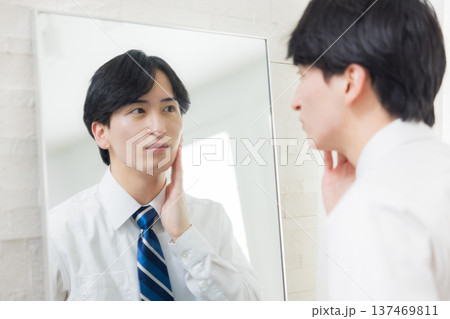 鏡を見る若い男性 鏡を見る若い男性 137469811