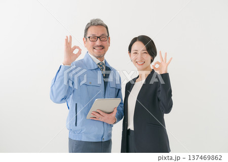 OKポーズをする作業服の男性とスーツの女性 137469862