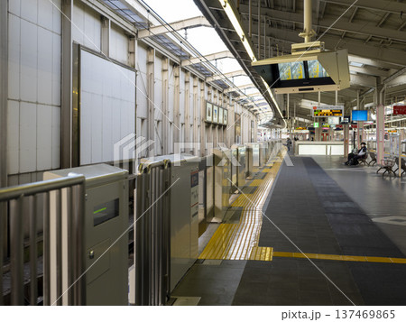 ホームドアが設置された駅の風景 ホームドアが設置された駅の風景 137469865