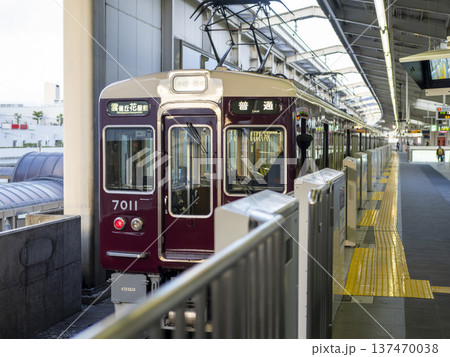 ホームドアが設置された駅に停車する電車 137470038