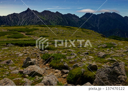 月明りの双六岳山頂平原から見る北アルプス・槍・穂高連峰 137470122