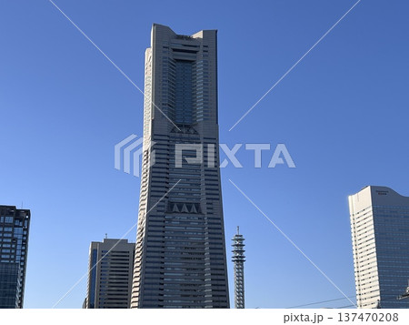 快晴の日のみなとみらいの街とランドマークタワー 快晴の日のみなとみらいの街とランドマークタワー 137470208