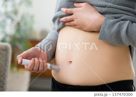 自己注射　皮下注射と副作用イメージ 137470300