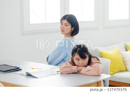 学習をめぐって喧嘩する親子 学習をめぐって喧嘩する親子 137470376