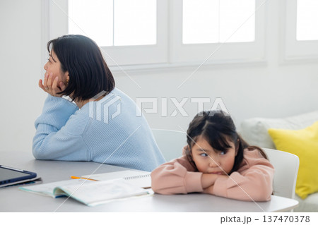 学習をめぐって喧嘩する親子　 137470378