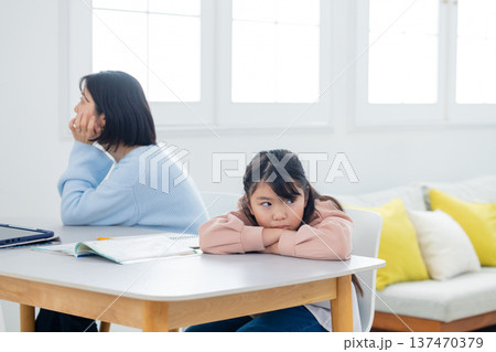 学習をめぐって喧嘩する親子　 137470379