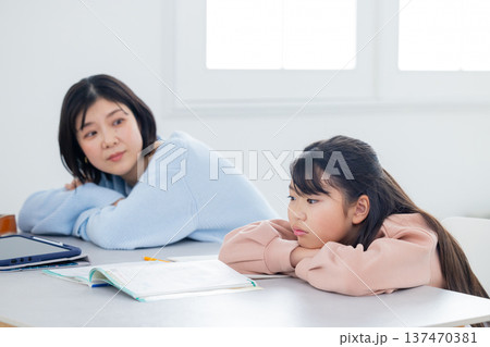 学習をめぐって喧嘩する親子 学習をめぐって喧嘩する親子 137470381