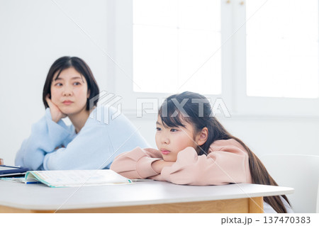 学習をめぐって喧嘩する親子 学習をめぐって喧嘩する親子 137470383