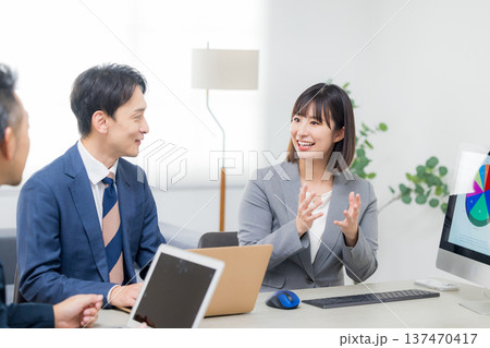 オフィスで仕事をするビジネスウーマン オフィスで仕事をするビジネスウーマン 137470417